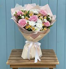 Букет цветов из:  Гвоздики, Орхидеи и Розы в Калуге