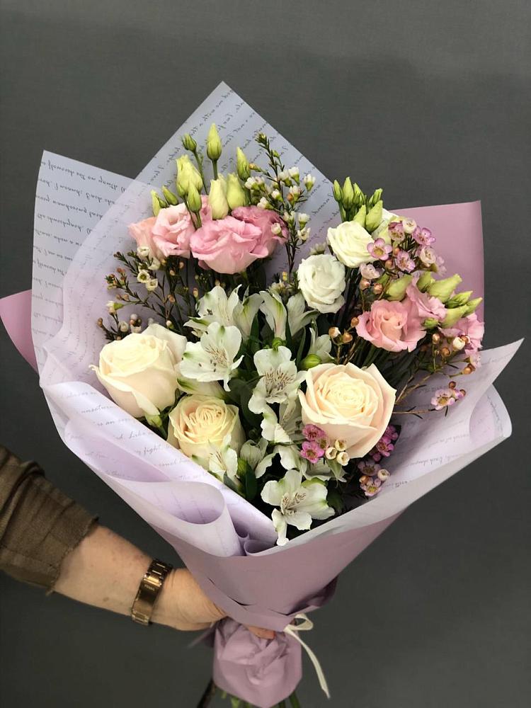 Букет цветов из: Альстромерии, Розы и Лизиантусы в Калуге