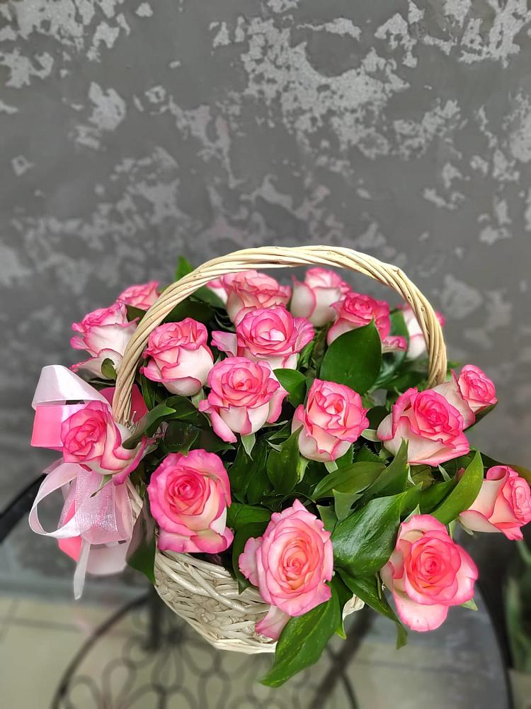 Цветочная композиция из Розы в корзине в Калуге