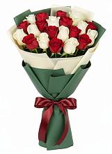 Букет Микс из красных и белых роз в Калуге