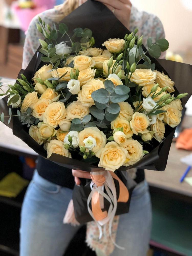 Букет цветов из: Розы и Лизиантусы в Калуге