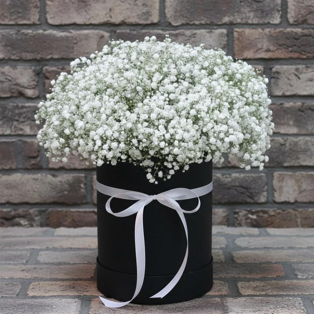 Цветочная композиция из Гипсофила в шляпной коробке в Калуге