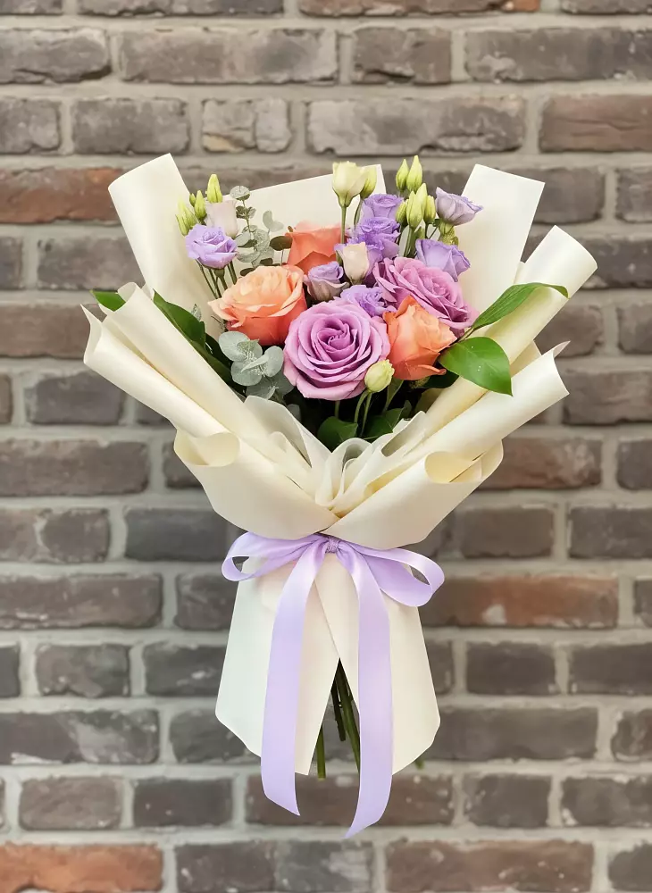 Букет цветов из: Лизиантусы и Розы в Калуге