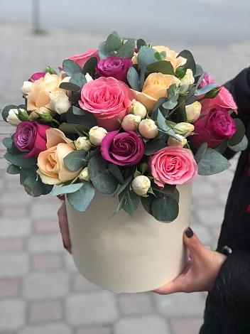 Цветочная композиция из Розы в шляпной коробке в Калуге