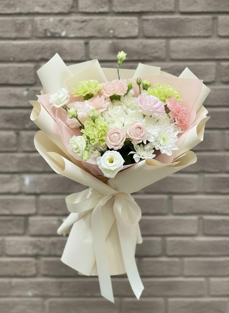 Букет цветов из: Гвоздики, Розы, Лизиантусы и Хризантемы в Калуге