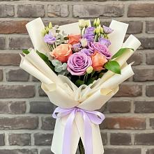 Букет цветов из:  Лизиантусы и Розы в Калуге