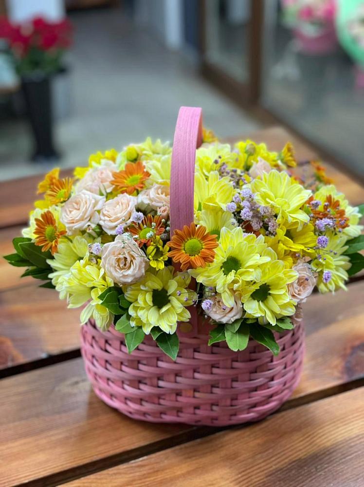 Цветочная композиция из Хризантемы и Розы в корзине в Калуге