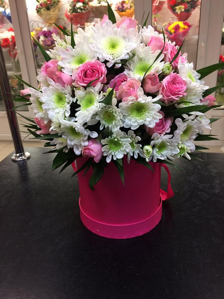 Цветочная композиция из Розы и Хризантемы в шляпной коробке в Калуге