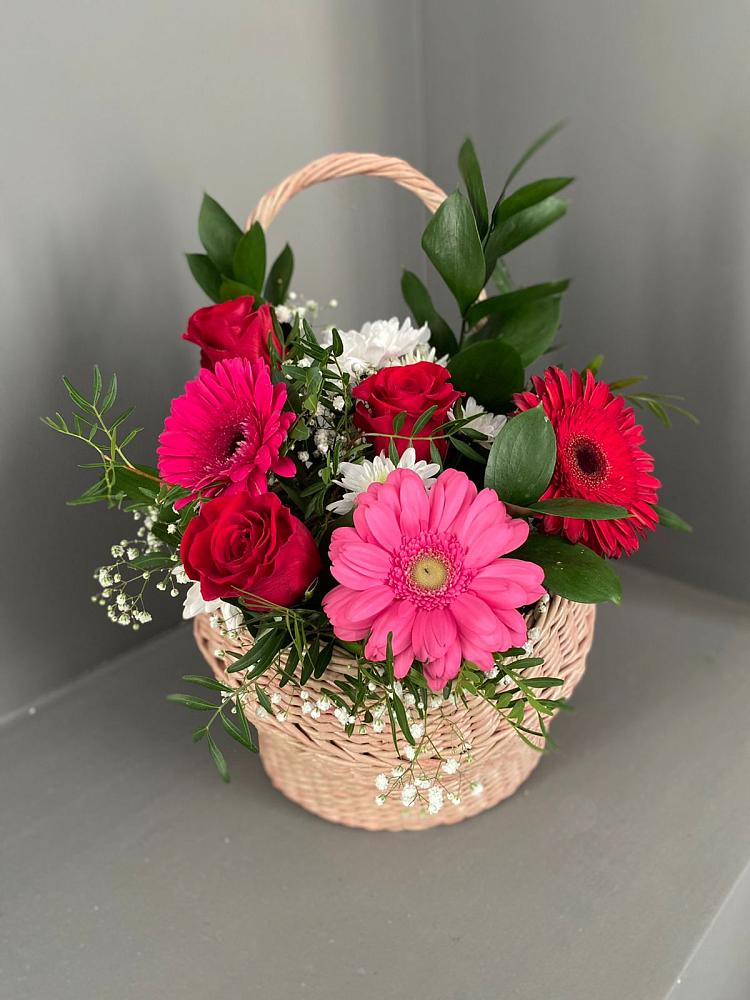 Цветочная композиция из Розы, Хризантемы и Герберы в корзине в Калуге
