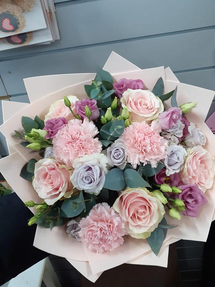 Букет цветов из: Розы, Гвоздики и Лизиантусы в Калуге