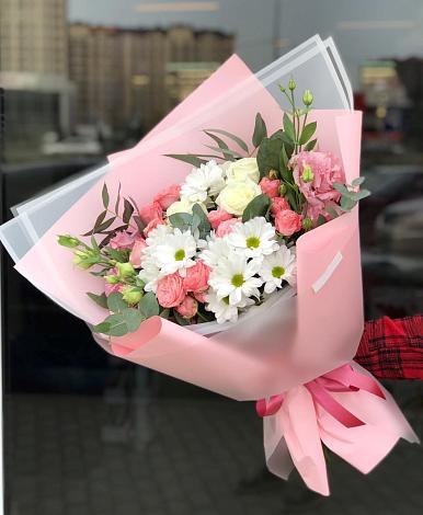 Букет цветов из: Розы, Лизиантусы и Хризантемы в Калуге